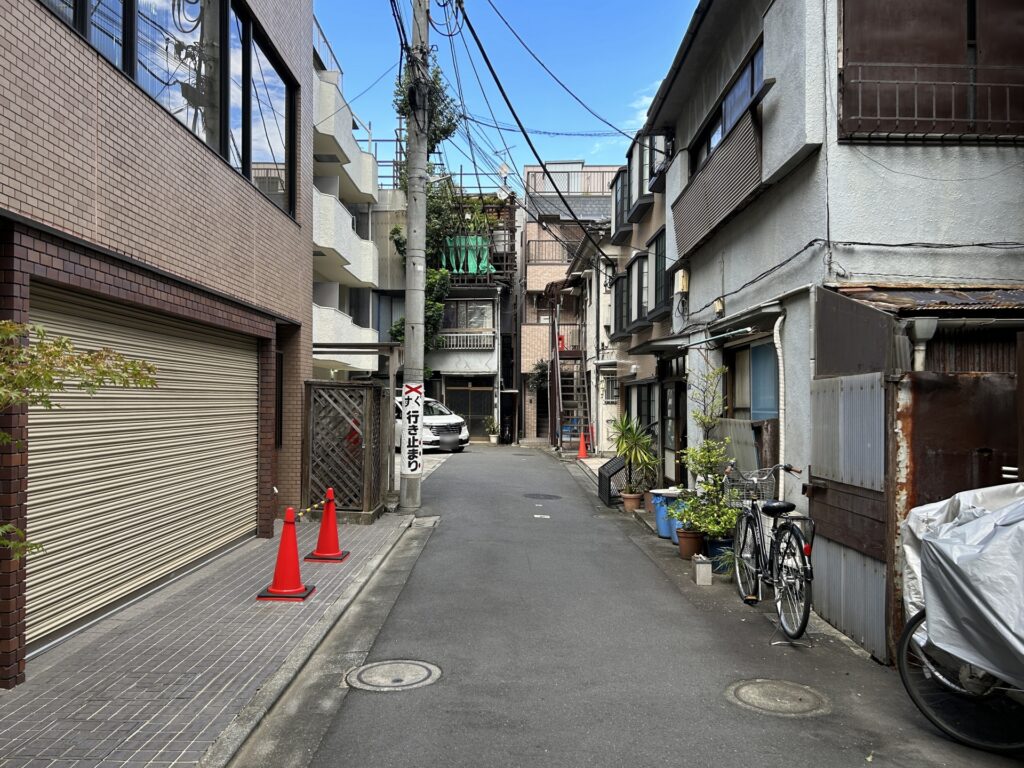日本の住宅街にある幅の狭い道路。軽自動車が活躍する都市部の交通環境を示すシーン