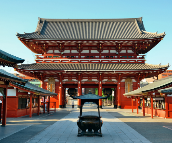 Traditional temple scene capturing the spirit of ofuse, which parallels today’s Oshikatsu culture where fans offer support to creators out of gratitude.