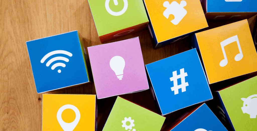 位置情報、SNS、購買など様々なアイコンが描かれたブロック。日記調査が、複数のアプリやサービス、生活文脈といった多様なタッチポイントをまたぐ複雑なユーザー体験を理解するために有効であることを示している。