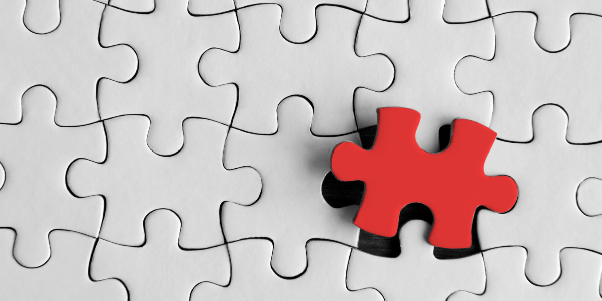 白いジグソーパズルに、最後の赤いピースがはまろうとしている画像。これは、ユーザー理解に欠けていた決定的な発見の瞬間を象徴します。UXリサーチ手法であるコンテクスチュアルインクワイアリは、まさにこの「最後のピース」を見つけ出し、発言と行動のズレに隠された本質的課題を解き明かします。