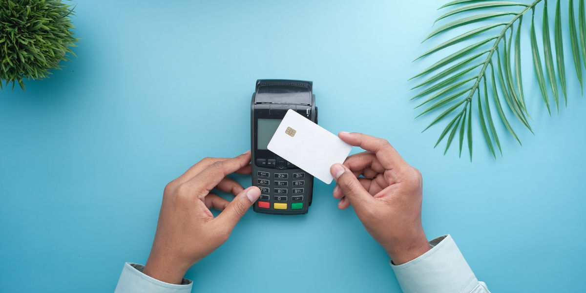 A person makes a contactless card payment. This image highlights the simple, frictionless UX that helped change Japan's relationship with money. Understanding this user journey is a key part of our UX research into consumer habits.