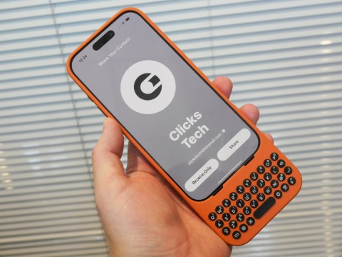 Clicks Technologyのスマートフォン向け物理キーボードケースを装着したiPhone。画面下に物理キーを備え、タッチ操作に手応えを加える入力デバイス。