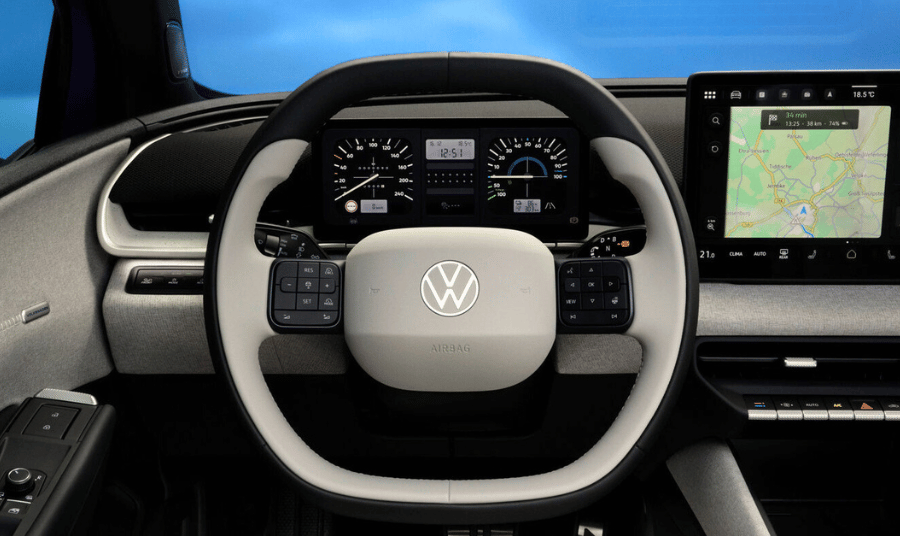 Volkswagenの車内インターフェース。ステアリング上の物理ボタンと大型ディスプレイを組み合わせた操作系デザイン。