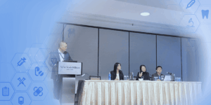 HFES International Symposiumで行われたパネルトークの様子。演台に立つ司会者と、アジアにおける医療機器のHFE評価について議論する日本、中国、韓国の専門家たち。