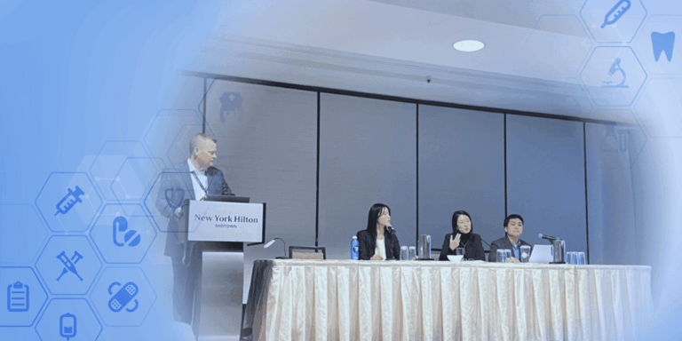 HFES International Symposiumで行われたパネルトークの様子。演台に立つ司会者と、アジアにおける医療機器のHFE評価について議論する日本、中国、韓国の専門家たち。