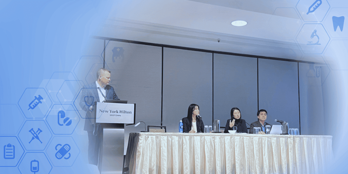 HFES International Symposiumで行われたパネルトークの様子。演台に立つ司会者と、アジアにおける医療機器のHFE評価について議論する日本、中国、韓国の専門家たち。