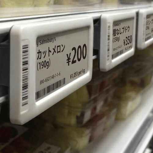 スーパーの商品棚に並ぶ電子棚札。電子ペーパー表示で価格や商品名を見やすく表示しているデジタル値札。